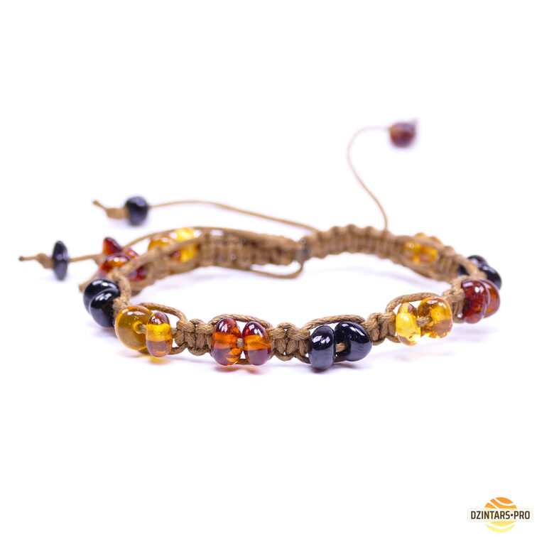 16.5-18.5cm • Flettet brunt armbånd med ravperler • Justerbar størrelse • Makraméarmbånd