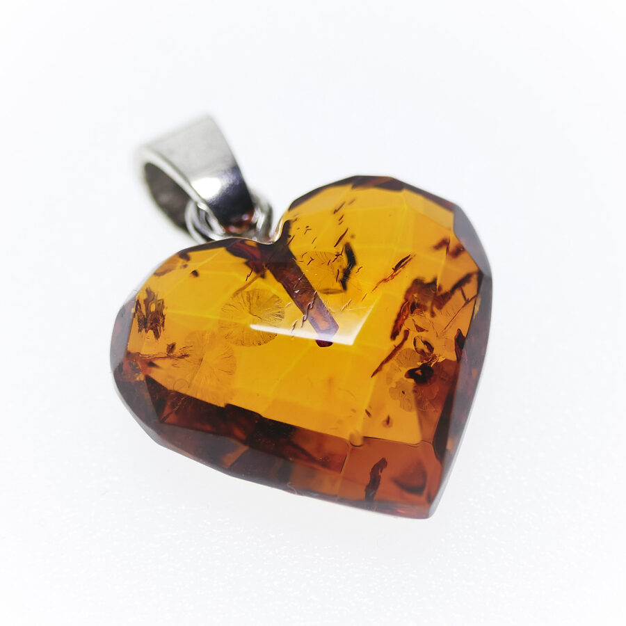 Slīpēts sirds formas kulons - konjaka krāsas Baltijas dzintars un 925 ...