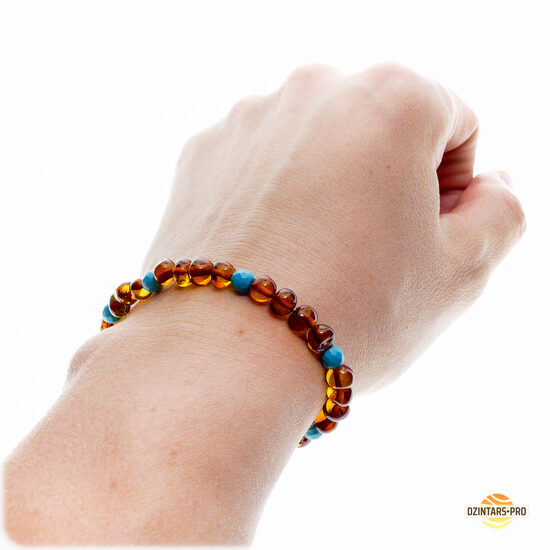 Rokassprādze no konjaka krāsas pulētā dzintara un tirkīza perlītēm