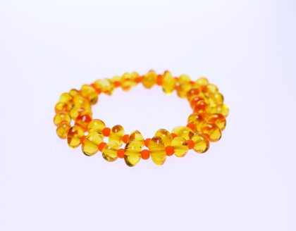 Янтарь полированный, лимонного цвета, формы барокко и ярко оранжевые акриловые бусинки