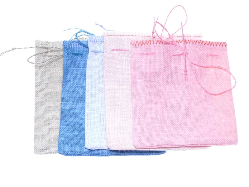 Piecu dažādu krāsu lina maisiņu komplekts