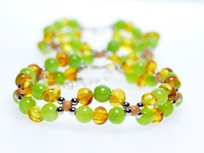 Комплект из двух браслетов. Янтарь барокко формы лимонного цвета, светло-зелёный нефрит, серебряного цвета и деревянные бусинки