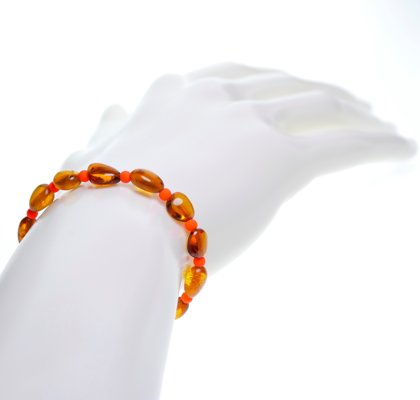 Sieviešu aproce - Pupiņu formas konjaka krāsas dzintara pērlītes un spilgtas oranža akrila pērlītes