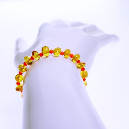 Sieviešu rokassprādze no Citrona krāsas baroka formas Baltijas dzintara un spilgti oranžas krāsas akrila pērlītēm