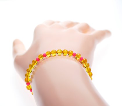 Sieviešu smalkā rokassprādze no citrona krāsas dzintara un rozā akrila pērlītēm