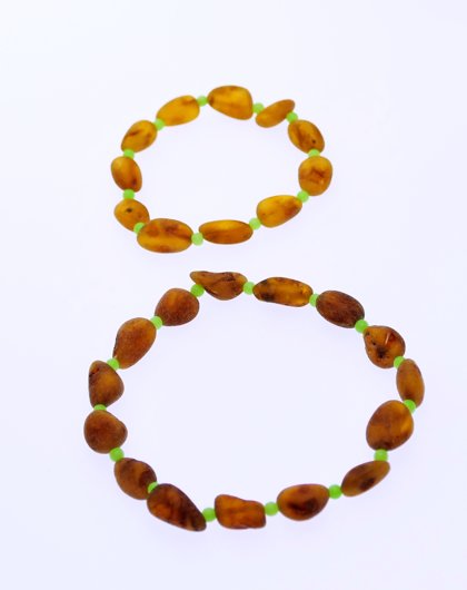Комплект браслетов из медового неполированного янтаря формы фасоли и зелёных акриловых бусинок