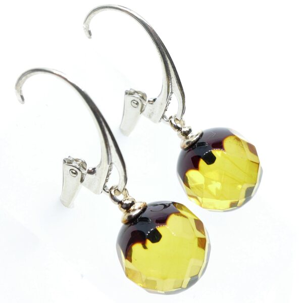 Slīpēti dzintara bumbiņu auskari citronzaļā krāsā ar 925 proves sudraba aizveramo āķi