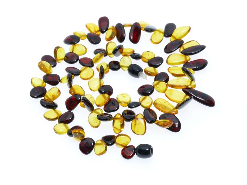 47см • Двухцветные женские бусины из полированных янтарных листиков