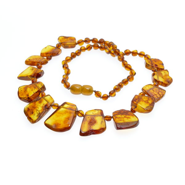 Женские бусы из коньячного полированного янтаря в форме барокко и листьев
