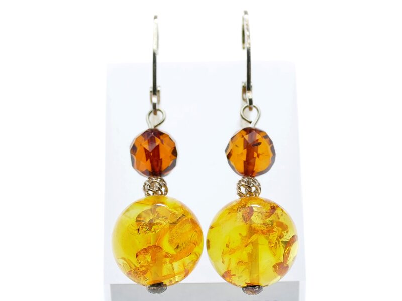 Dzintara un sudraba bumbiņu auskari medus un konjaka krāsās