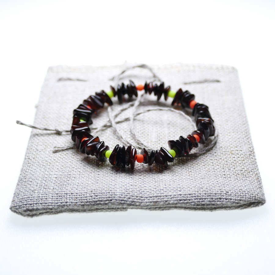 Ķiršu krāsas čipsu formas Baltijas dzintars ar spilgti oranžām un citrona krāsas akrila pērlītēm