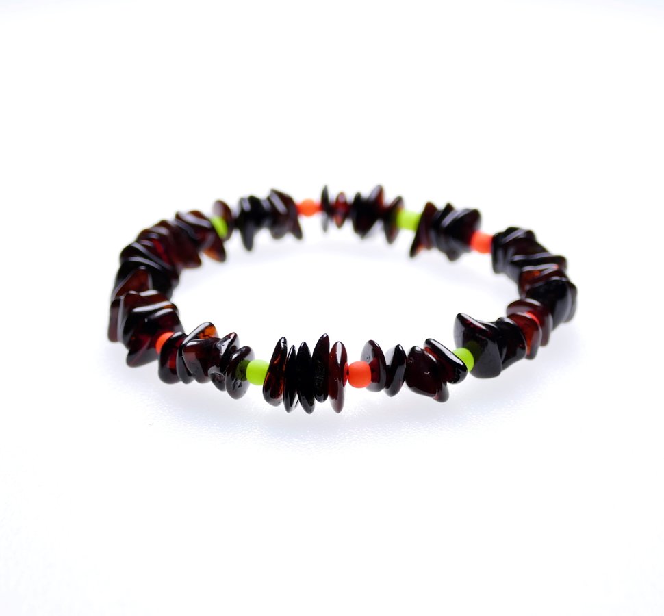 Ķiršu krāsas čipsu formas Baltijas dzintars ar spilgti oranžām un citrona krāsas akrila pērlītēm