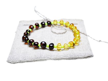 Elastīga rokassprādze 50x50 no citrona un ķiršu krāsas pulēta baroka stila dzintara un dzeltenām akrila pērlītēm