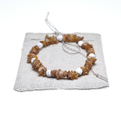 Женский браслет из тёмно-медового цвета неполированного янтаря и натурального камня Яшма