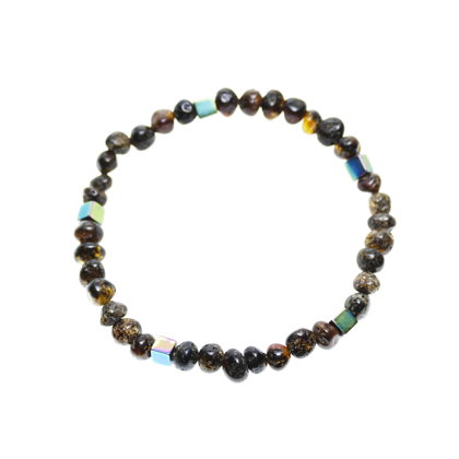 Pelēks pulēts dzintars ar metāla kubveida pērlītēm