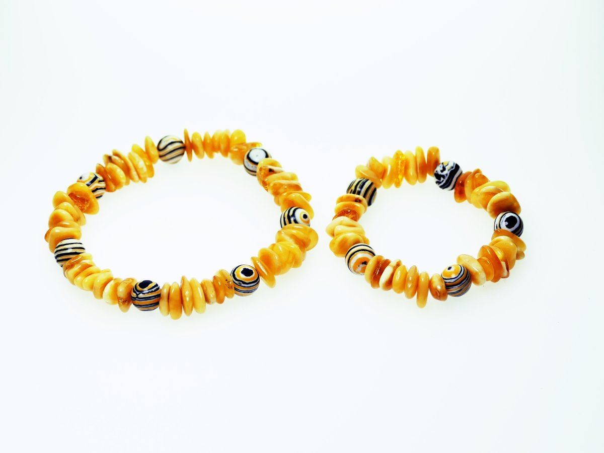 Два браслета из янтаря и жёлто-чёрно-белого малахита