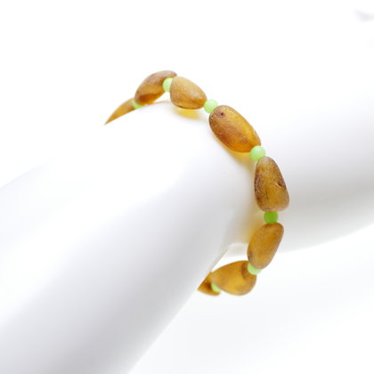 Женский браслет из медового цвета неполированного янтаря формы фасоли и зелёных акриловых бусинок