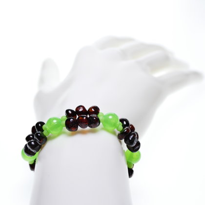 Tumsā spīdošā sieviešu rokassprādze