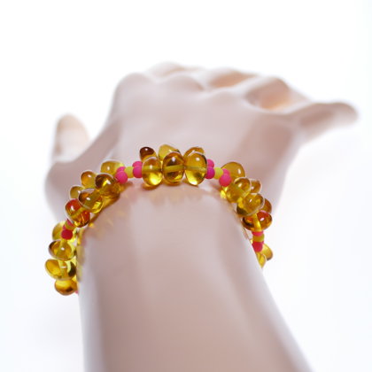 Sieviešu rokassprādze - Puķe no citrona krāsas apstrādātā dzintara un dzelteni, rozā akrila pērlītēm