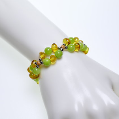 Sieviešu rokassprādze no Citrona krāsas pulētā baroka formas dzintara, gaiši zaļā nefrīta, sudraba krāsas pērlītēm un koka pērlītēm