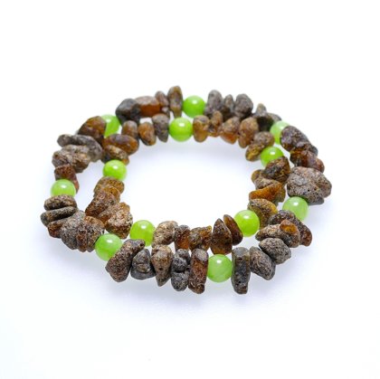Два браслета из серо-коричневого колотого янтаря формы чипсов со светло-зелёными бусинами Нефрита
