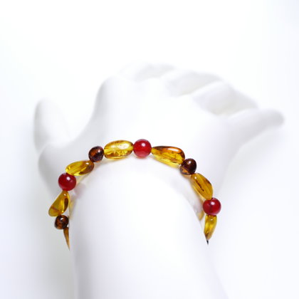 Sieviešu aproce - Medus krāsas pupiņu formas dzintars, baroka formas ķiršu-konjaka krāsas dzintars un dabīgās sarkanā nefrīta pērlītes