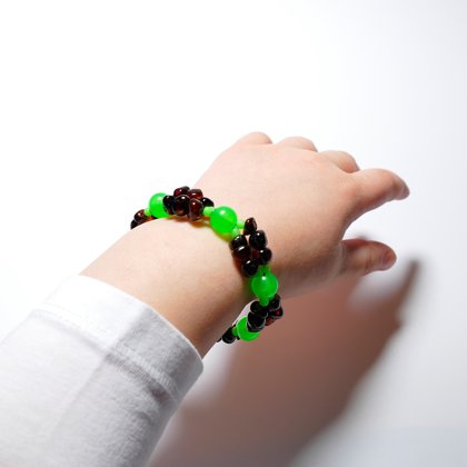 Tumsā spīdošā aproce