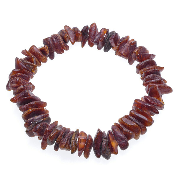Женский браслет из тёмно-коньячного неполированного янтаря формы чипсов