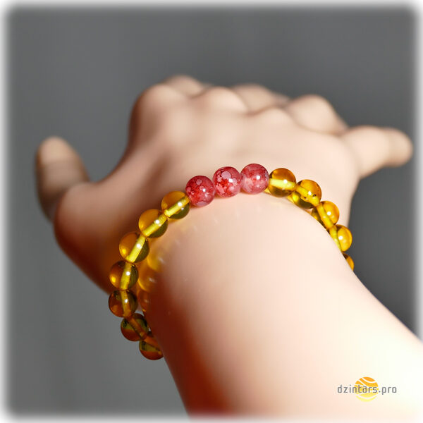 Citrona krāsas apstrādāts lodes formas dzintars un trīs sarkani Austrijas kristāli