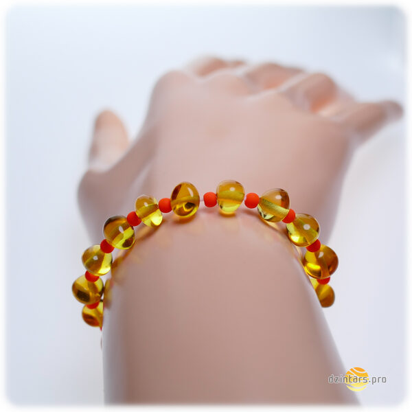 Citrona krāsas baroka formas Baltijas dzintars un spilgti oranžas akrila pērlītes