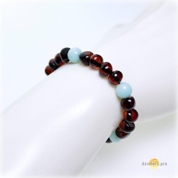 Aproce no Baroka formas ķiršu krāsas dzintara un gaiši zila nefrīta