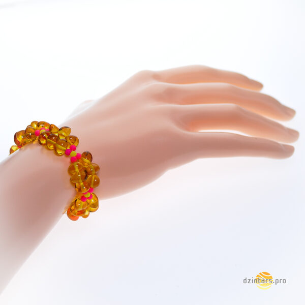 Rokassprādze - Puķe. Citrona krāsas apstrādāts dzintars un dzelteni, rozā akrila pērlītes