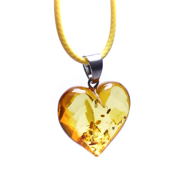 Slīpēts sirds formas kulons - medus krāsas Baltijas dzintars un sudrabs