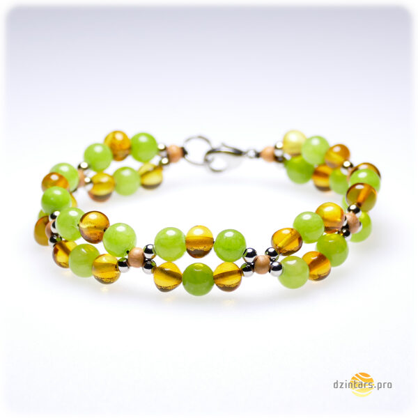 Citrona krāsas pulēts baroka formas dzintars, gaiši zaļš nefrīts, sudraba krāsas pērlītes un koka pērlītes