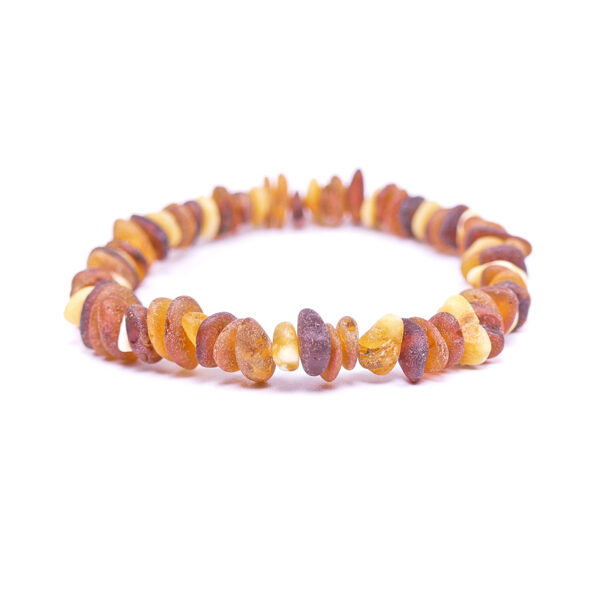 Женский браслет из разноцветного неполированного янтаря в форме чипсов