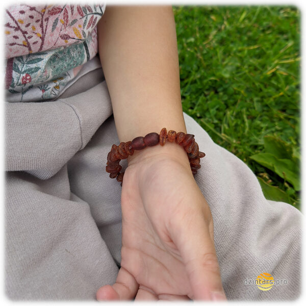 Детский браслет из вишнёвого цвета неполированного янтаря формы чипсов