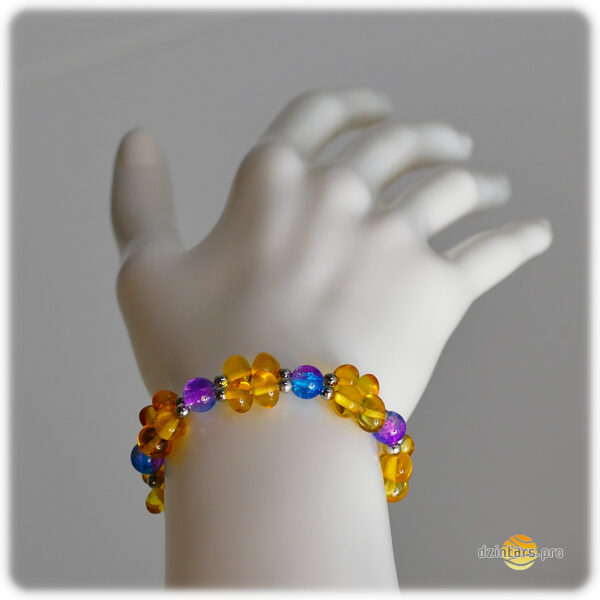 Baroka formas citrona krāsas pulēts dzintars, zilganrozā austriešu kristāli un sudraba krāsas pērlītes