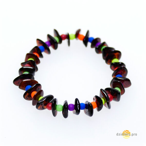 Daudzkrāsaina aproce Ķiršu krāsas pulēts čipsu formas Baltijas dzintars ar spilgtām daudzkrāsainām akrila pērlītēm