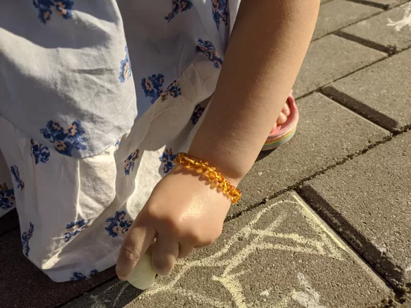Medus krāsas dzintara gabaliņu aproce bērnam