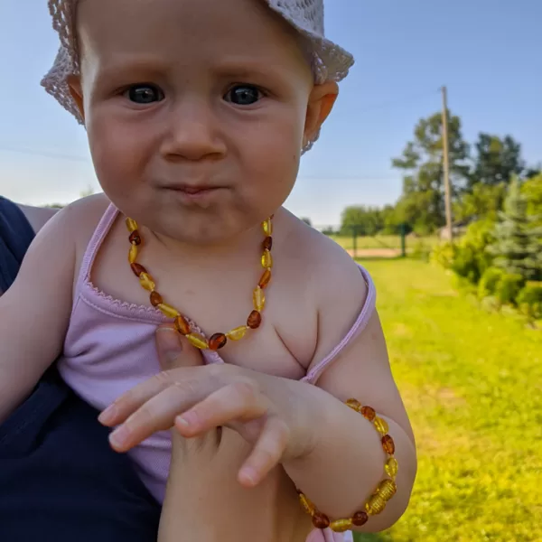 Divu krāsu komplekts bērnam: dzintara krelles un dzintara aproce-rokassprādze