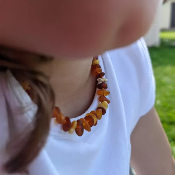 Neapstrādātā dzintara čipšu formas krelles bērnam